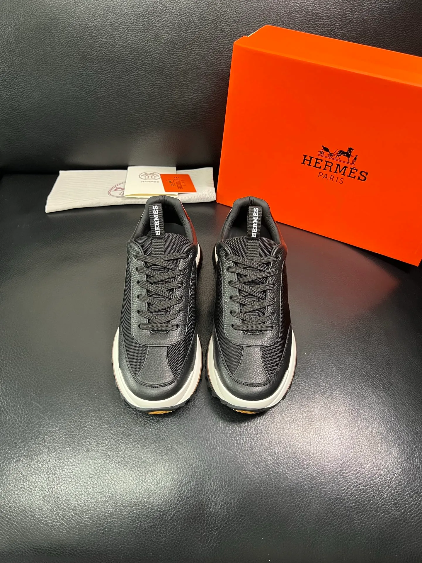 Men's shoes 💰800 Hermes top purchasing Hermes counters are on sale at the same time with original factory configuration, original cowhide imported from Italy and mesh fabric, high-quality splicing technology, fully imported water-dyed cowhide lining, soles: original soles specially provided by the original factory are super comfortable, the original factory follows the order and high quality, you can enter and exit the counter at will, you are welcome to compare and synchronize with the counter, code number 39-44 (customized 38 45) 85863